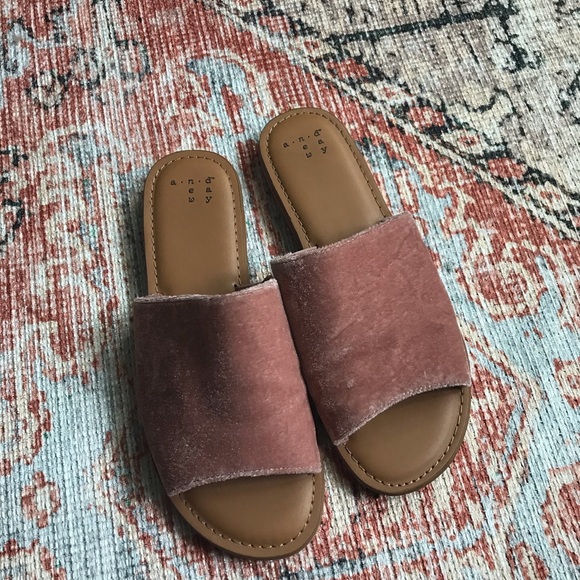 a new day Shoes - DORATHEA BLUSH SLIDES